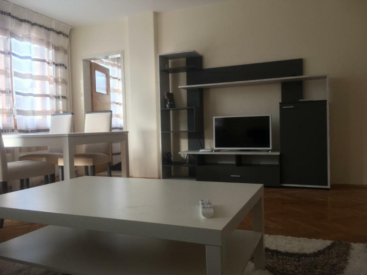 Stylish Spacious Flat Apartemen